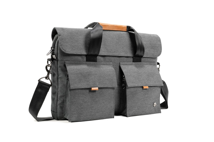 Sac messager PKG Richmond 10L en gris avec poches et rabat magnétique, conçu pour l'organisation et la sécurité.