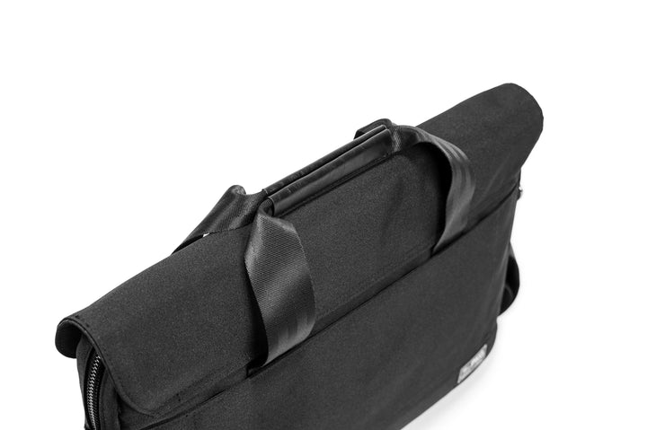 Sac messager PKG Richmond 10L en noir,avec poignées et rabat magnétique pour une protection optimale.