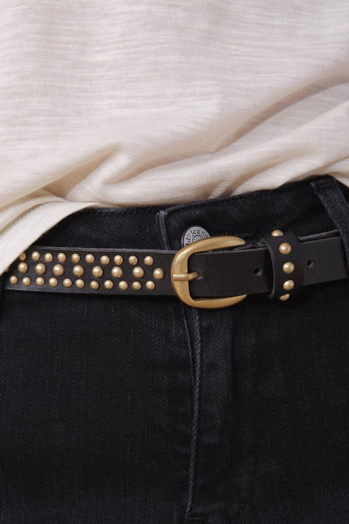 Mini ceinture en cuir noir ornée de clous dorés pour un style original et tendance.
