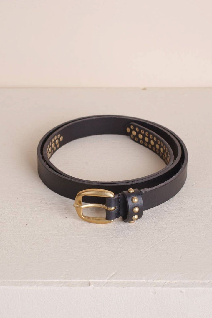 Mini ceinture à clous en cuir noir avec boucle dorée et clous métalliques.