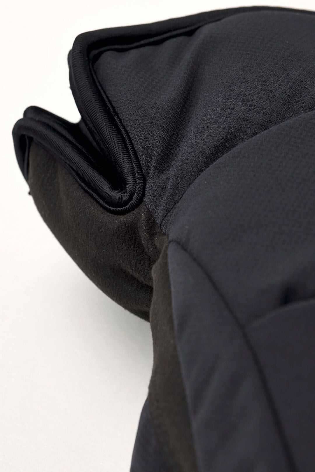 Mitaine en tissu technique Arc, chaude et légère, conçue pour les jours froids, détail du design en polyamide.