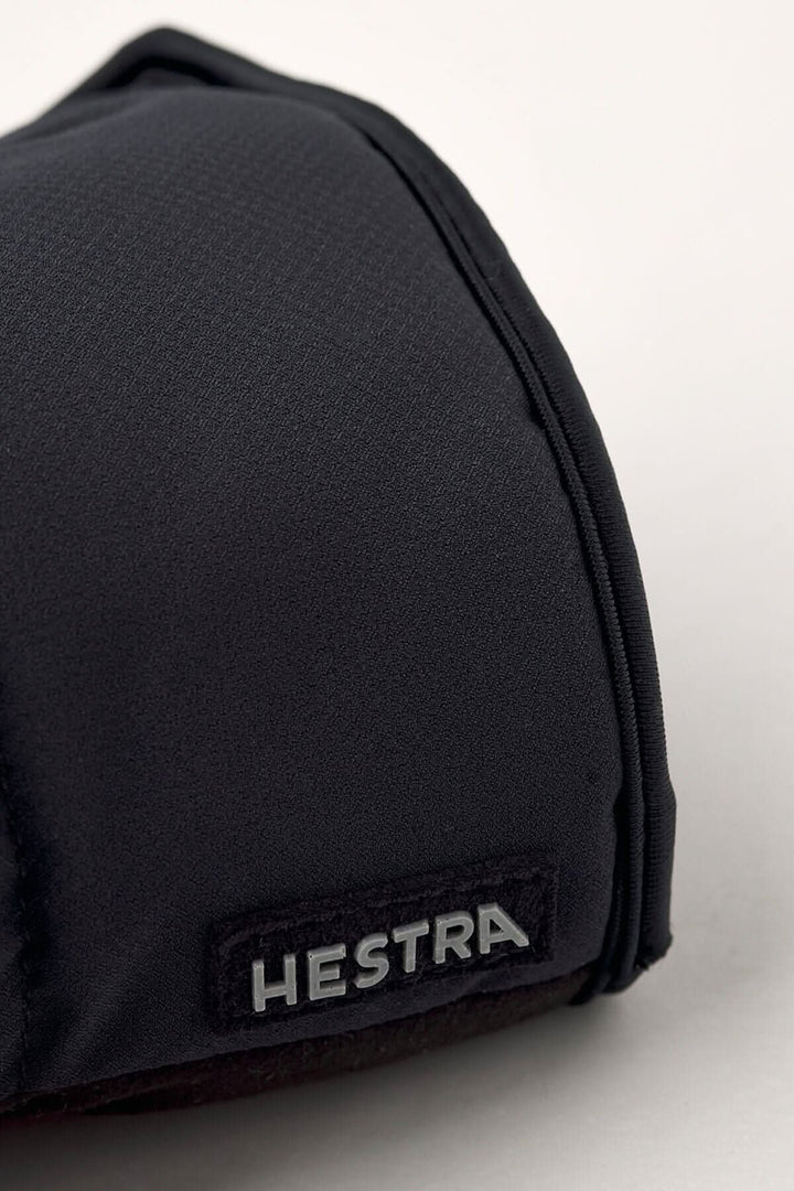 Détail d'une mitaine Hestra en tissu technique, légère et coupe-vent, parfaite pour l'hiver.