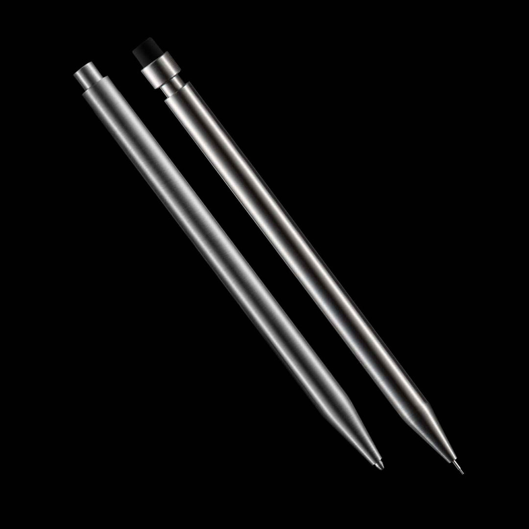 Stylo moderne Fuel, design élégant en métal, deux stylos réfléchissants sur fond noir.