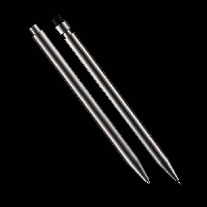 Stylo moderne en métal avec une finition élégante, idéal pour écrire avec style et précision.