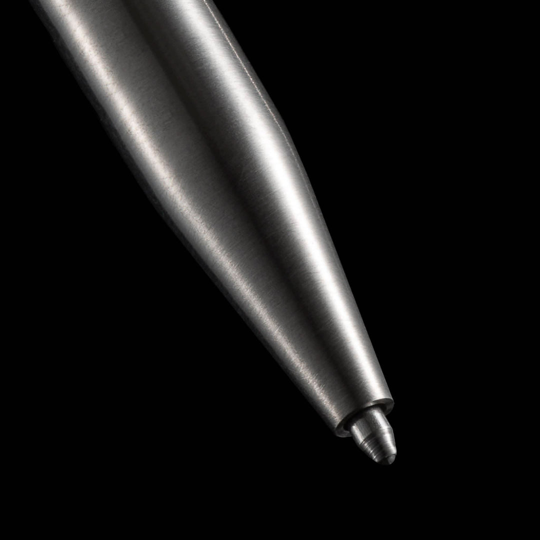 Stylo Modern Fuel en métal élégant, avec une finition lisse et un design contemporain, idéal pour l'écriture.