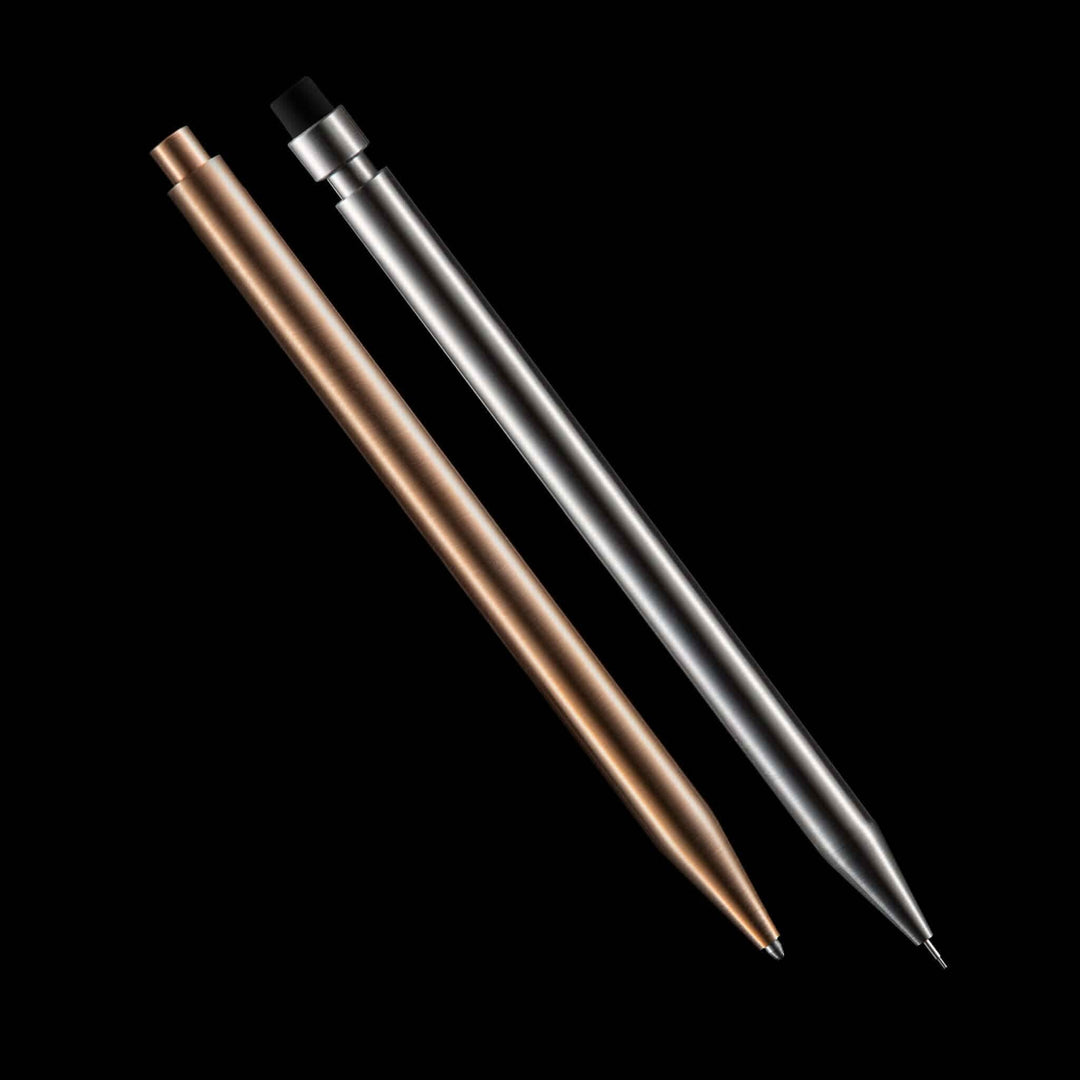 Stylo moderne Fuel en métal, disponible en cuivre et argent, idéal pour un écriture élégante et raffinée.