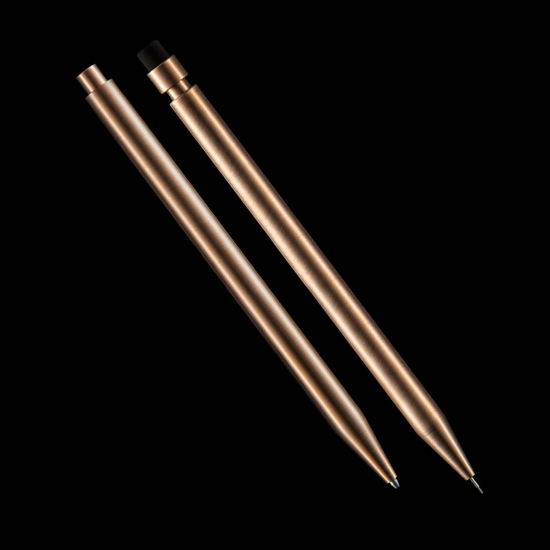 Stylos modernes en métal doré, un stylo à bille et un stylo à écran tactile, élégance et fonctionnalité.
