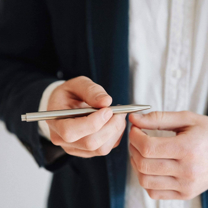 Stylos modernes en main, stylos élégants et contemporains pour écrire avec style et précision.