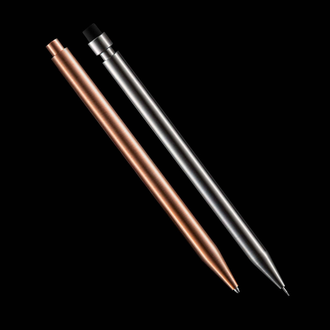 Stylo Modern Fuel: ensemble de stylos en métal cuivré et argenté sur fond noir, élégant et design contemporain.