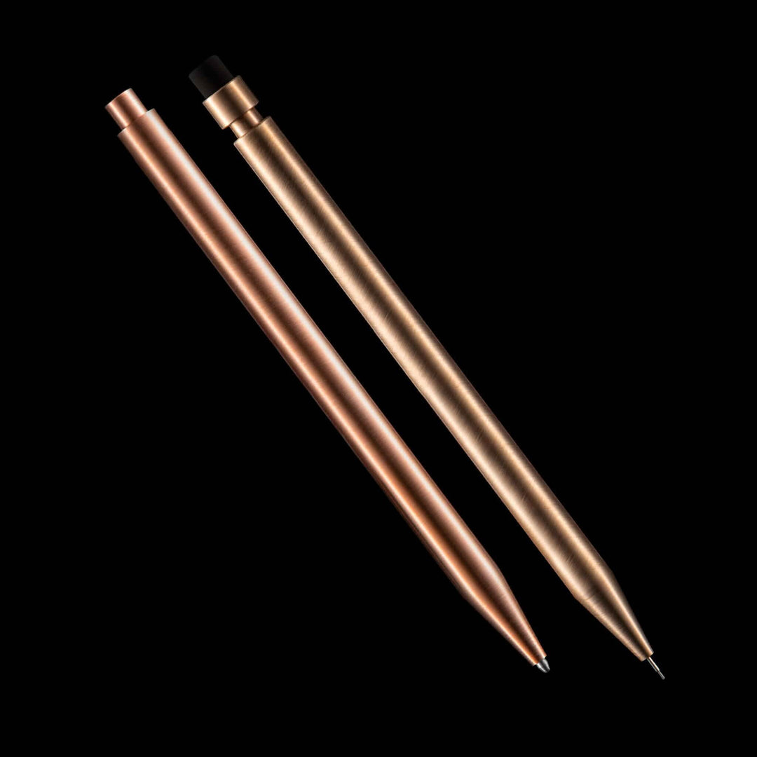 Stylo moderne en métal bronze et or, design élégant et contemporain pour une écriture raffinée.