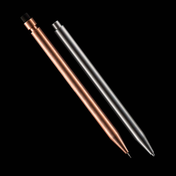 Crayons Modern Fuel en métal solide, avec finition cuivrée et argentée, sans plastique.