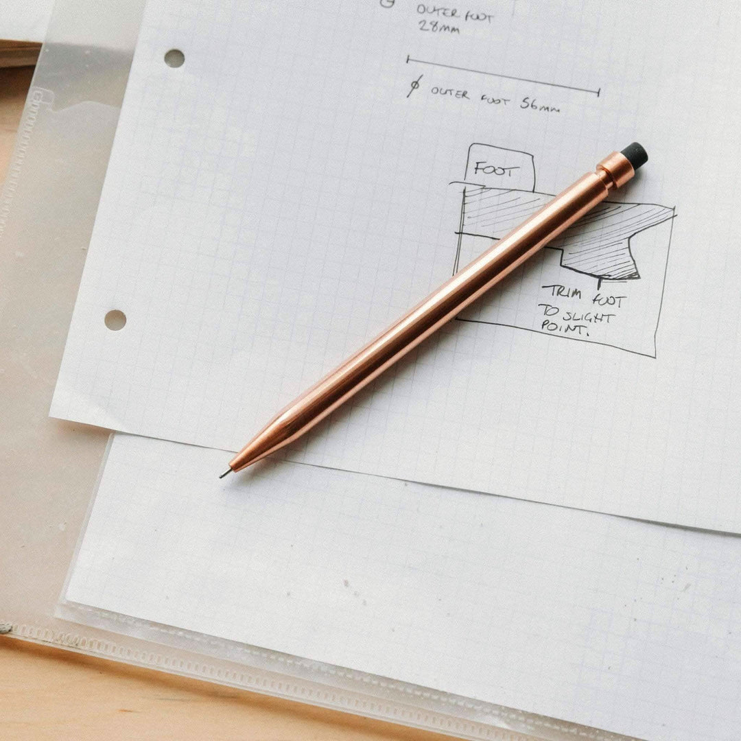 Crayon Modern Fuel en métal solide sur papier quadrillé avec esquisse technique.