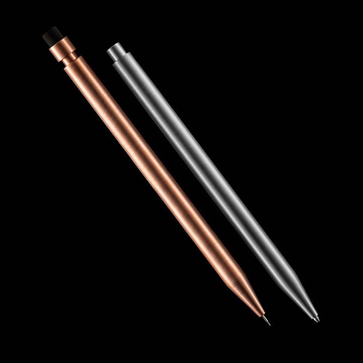 Deux crayons Modern Fuel en métal robuste, l'un cuivre, l'autre argent, sans pièces en plastique.
