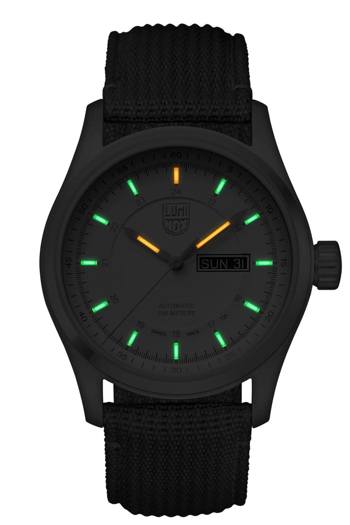 Montre Atacama Field Automatic 1907.NF, noire avec cadran lumineux et bracelet en nylon.