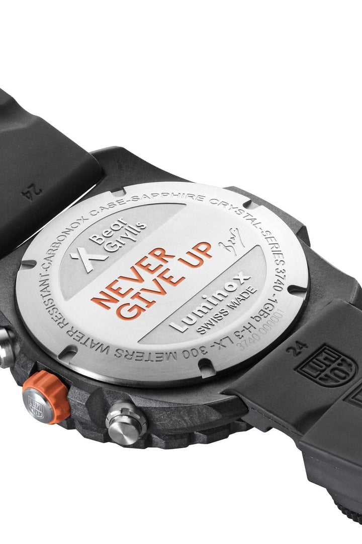 Détails de la montre Bear Grylls Master 3741 avec le logo Luminox et inscription 'NEVER GIVE UP' au dos.