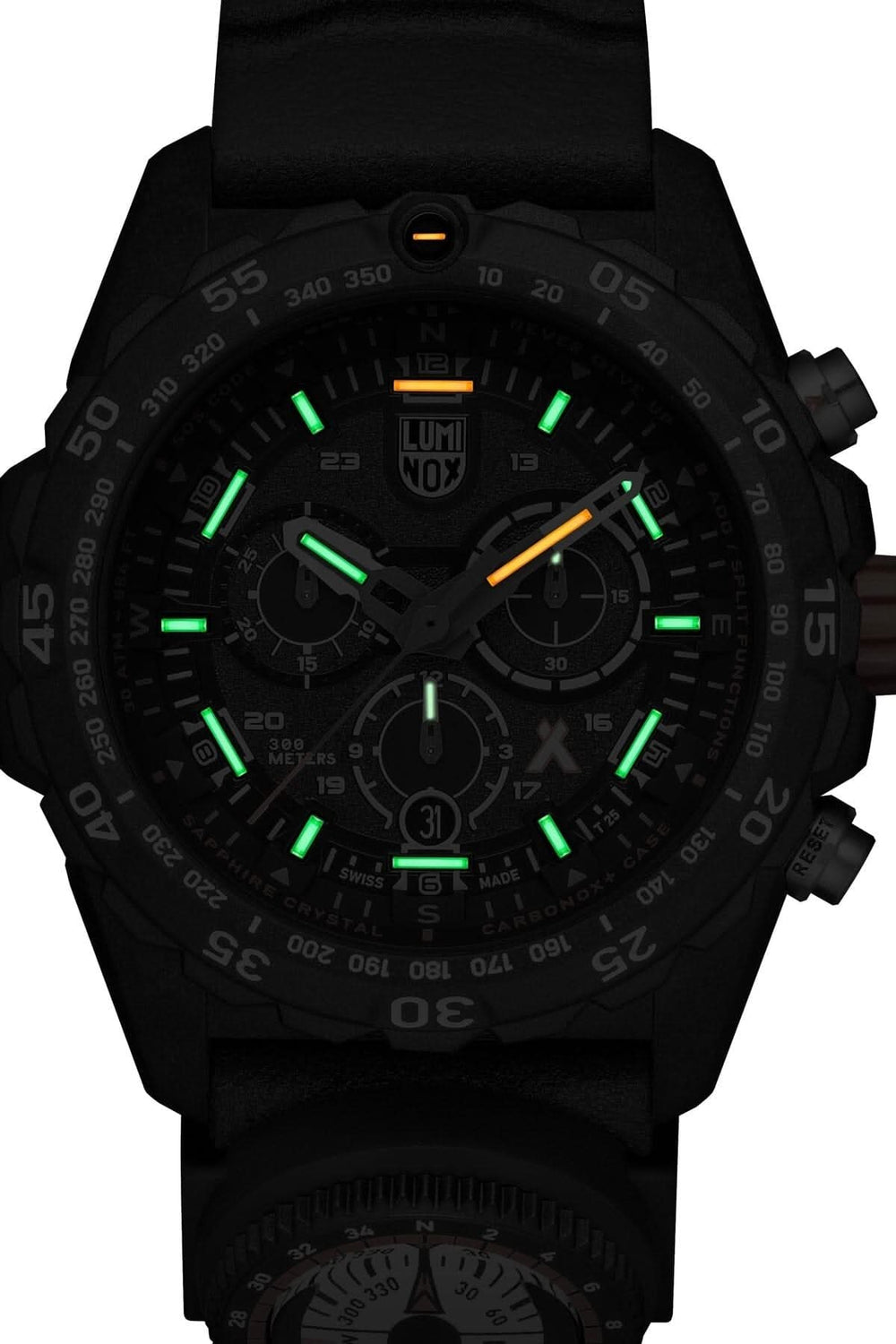 Montre Bear Grylls Master 3741 avec affichage 12/24 heures, logo Luminox et date à 6 heures, détail noir et vert.