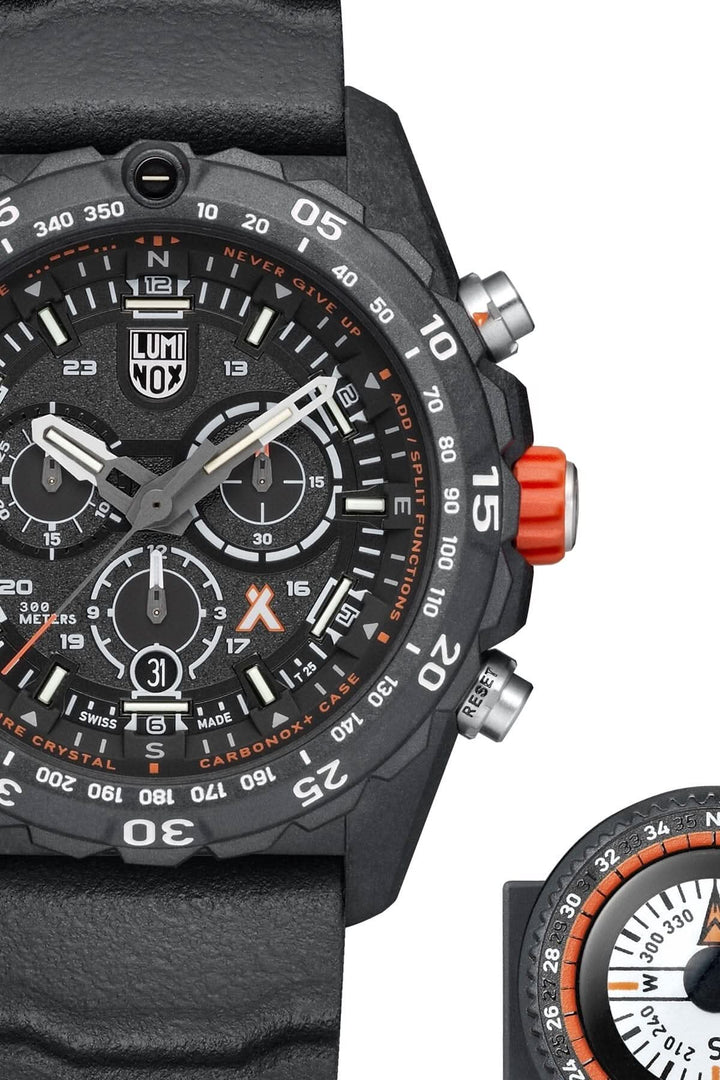 Montre Bear Grylls Master 3741 avec cadran noir, affichage 12/24 heures et fenêtre de date intégrée.