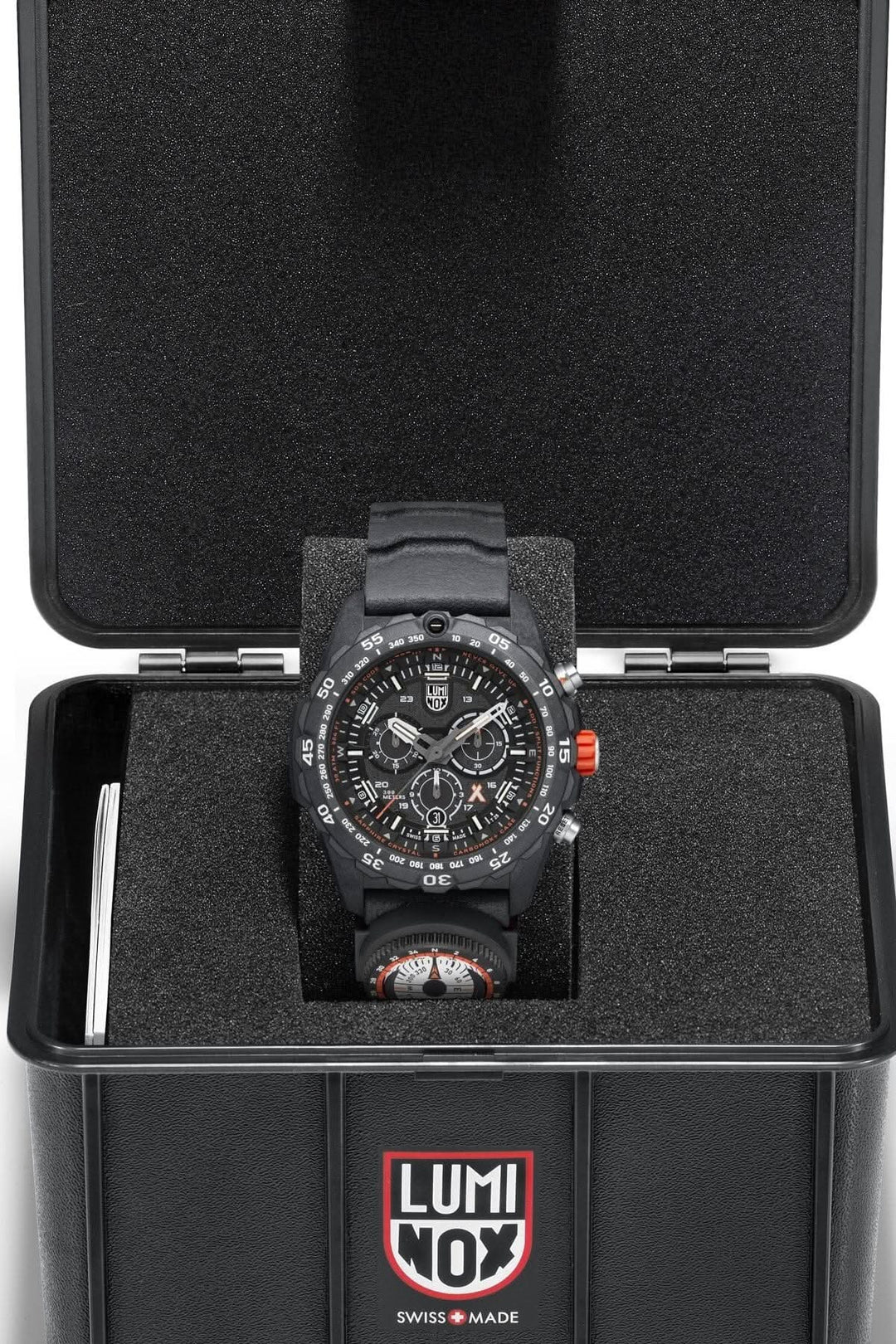 Montre Bear Grylls Master 3741 dans son écrin Luminox, avec cadran noir et affichage 12/24 heures.
