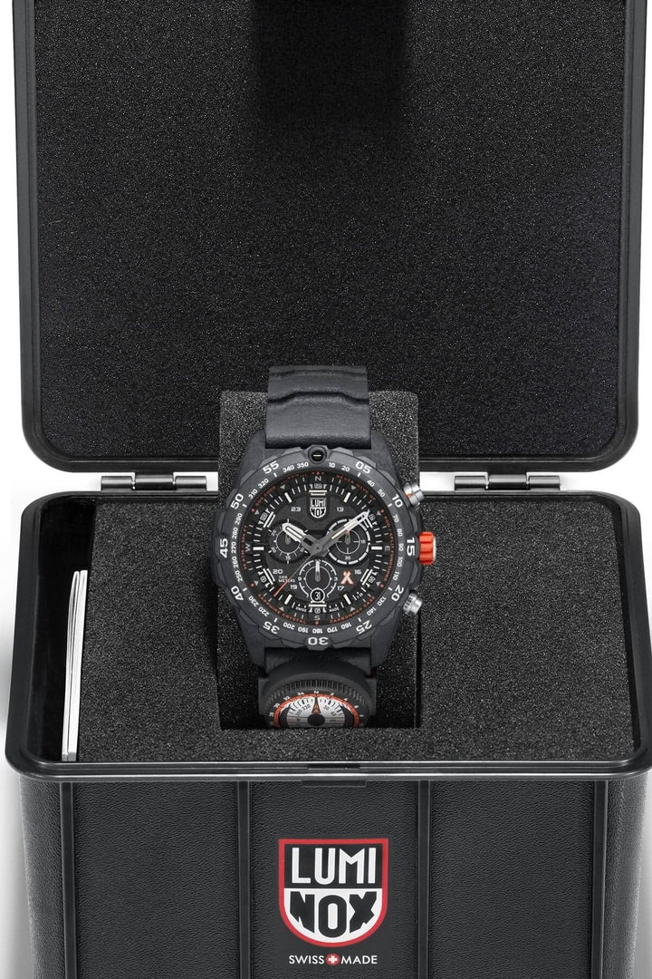 Montre Bear Grylls Master 3741 dans son écrin Luminox, avec cadran noir et affichage 12/24 heures.
