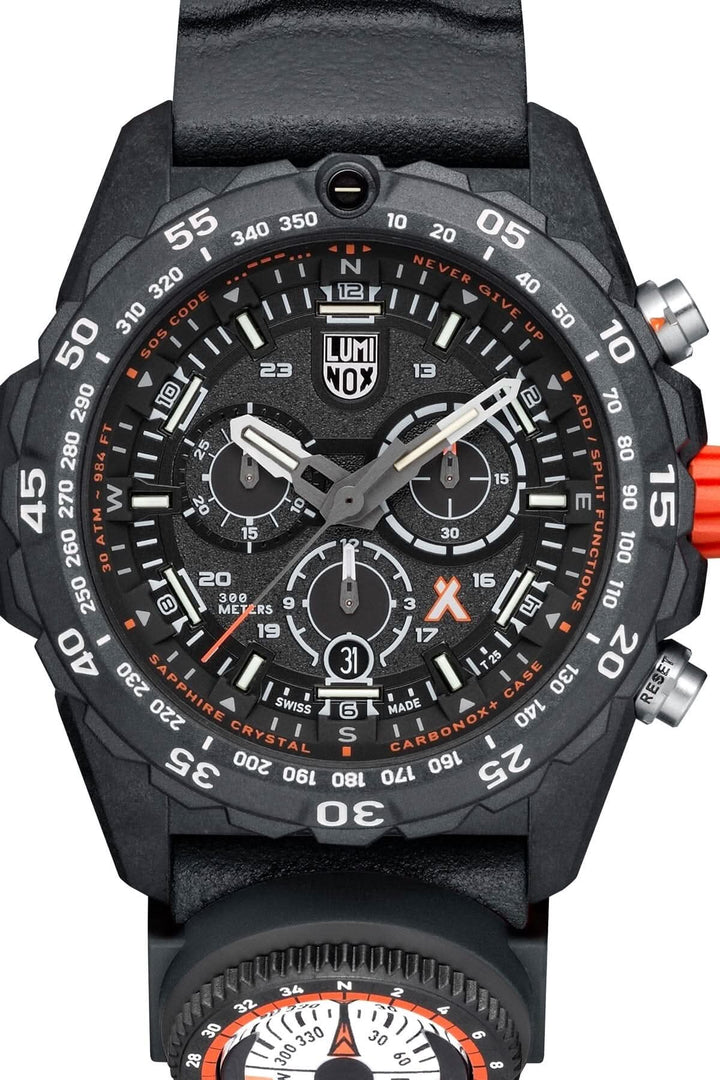 Montre Bear Grylls Master 3741 avec affichage 12/24h, logo Luminox et fenêtre de date, design robuste.