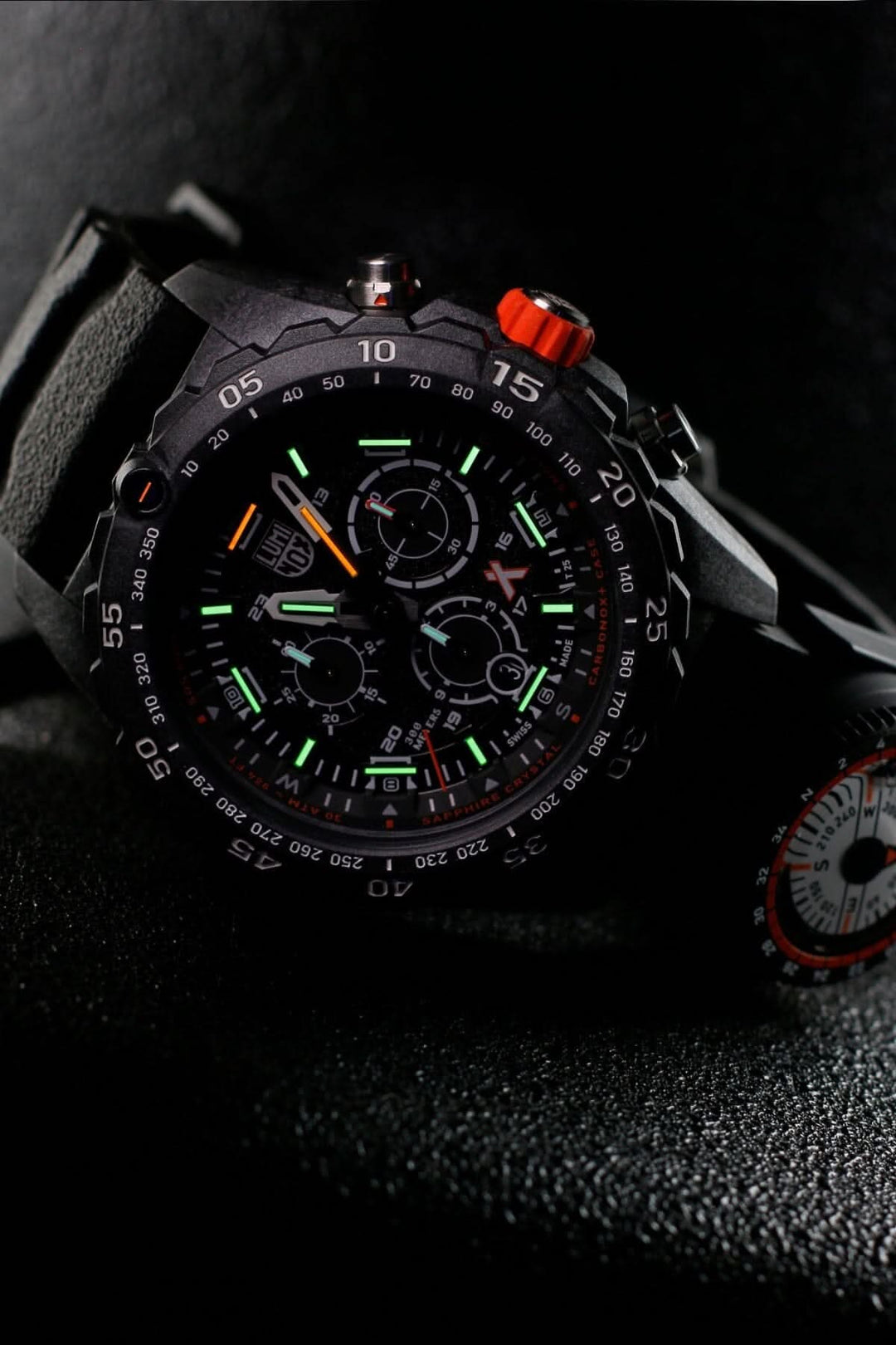 Montre Bear Grylls Master 3741 avec cadran noir, affichage 12/24 heures et logo Luminox.