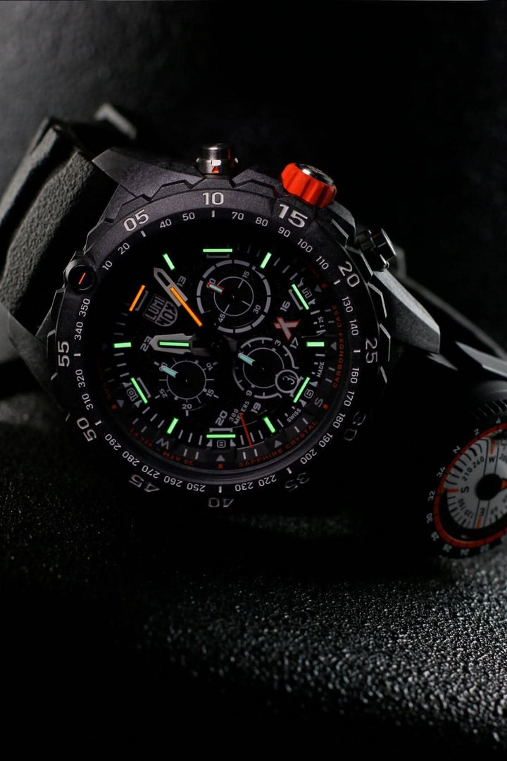 Montre Bear Grylls Master 3741 avec cadran noir, affichage 12/24 heures et logo Luminox.