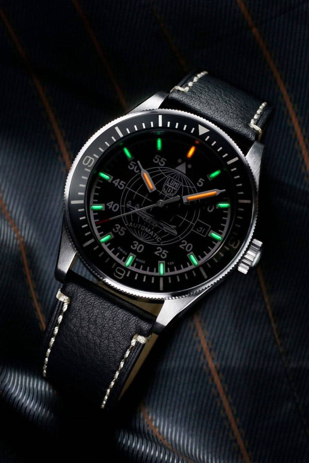 Montre Constellation 9601 avec cadran noir, cuir noir, et luminance jusqu'à 25 ans.