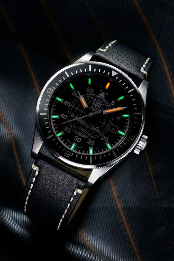 Montre Constellation 9601 avec cadran noir, cuir noir, et luminance jusqu'à 25 ans.