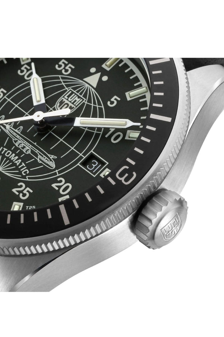 Montre automatique Luminox avec cadran noir, bracelet en cuir et couronne détaillée, idéale pour toutes les occasions.