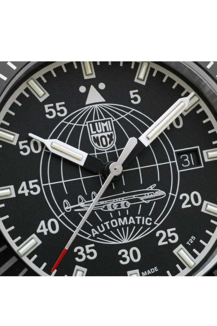 Détail du cadran de la montre Luminox automatique avec globe terrestre et aiguille des secondes.
