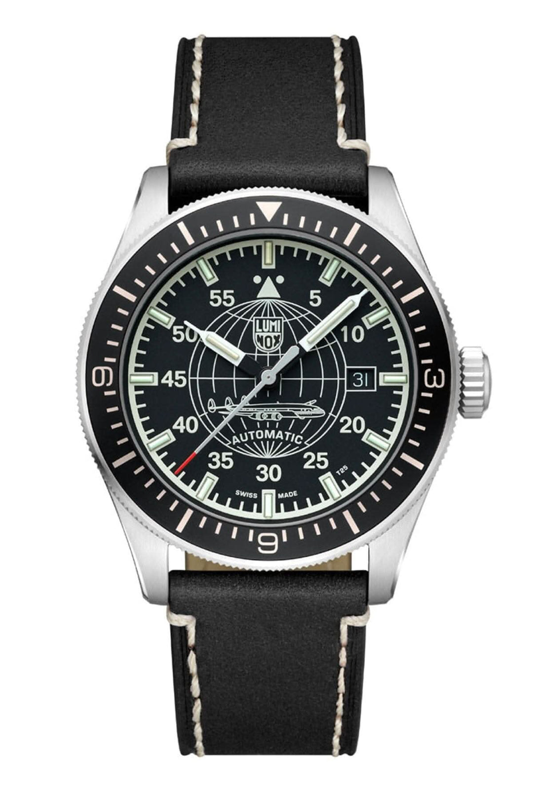 Montre automatique Luminox avec cadran noir et bracelet en cuir noir, résistante à l'eau jusqu'à 100 mètres.