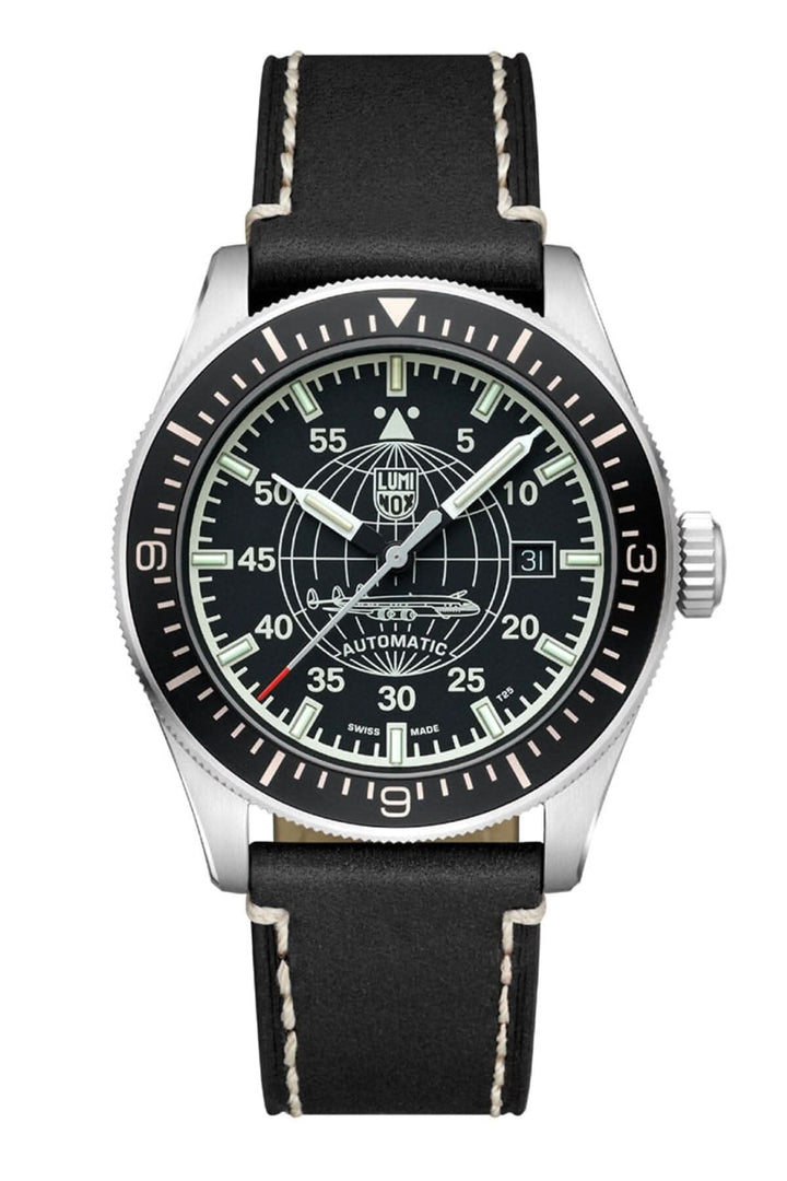 Montre automatique Luminox avec cadran noir et bracelet en cuir noir, résistante à l'eau jusqu'à 100 mètres.