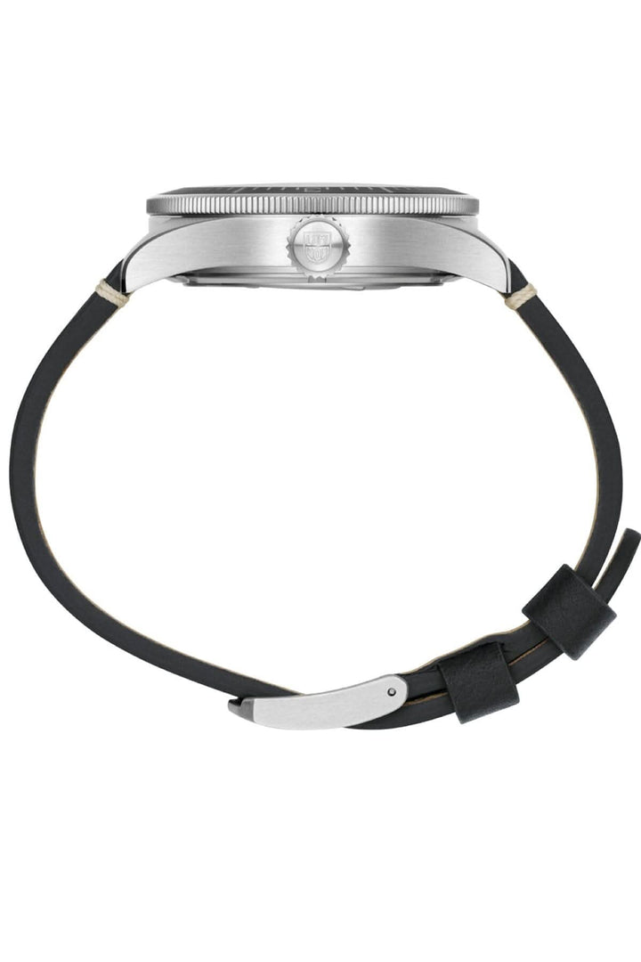 Vue latérale de la montre Constellation 9601 avec bracelet cuir gris et cadran élégant en acier inoxydable.