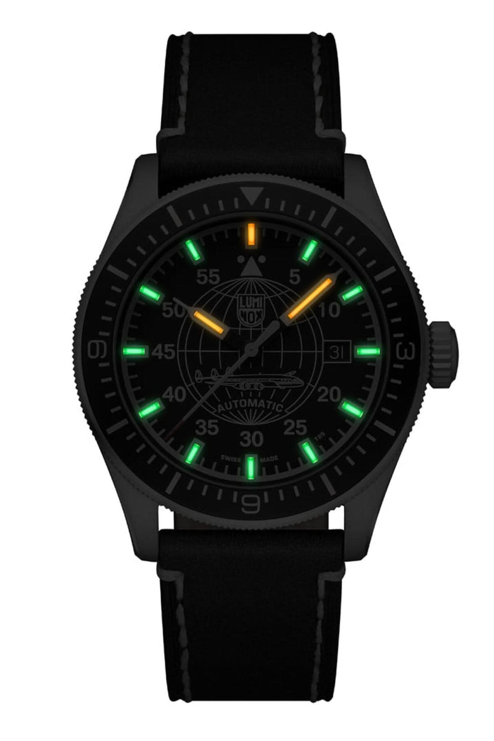 Montre automatique Luminox avec cadran noir, bracelet en caoutchouc, lumières vertes et jaunes, étanchéité 100m.