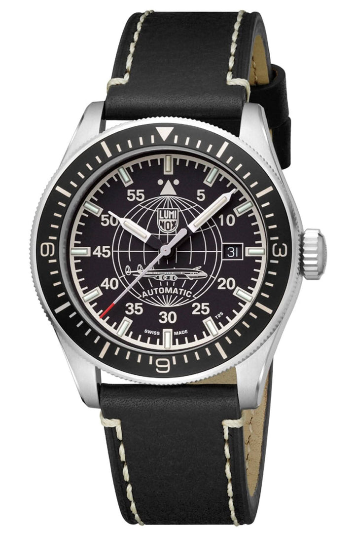 Montre automatique Luminox avec cadran noir, bracelet en cuir et résistance à l'eau de 100 mètres.