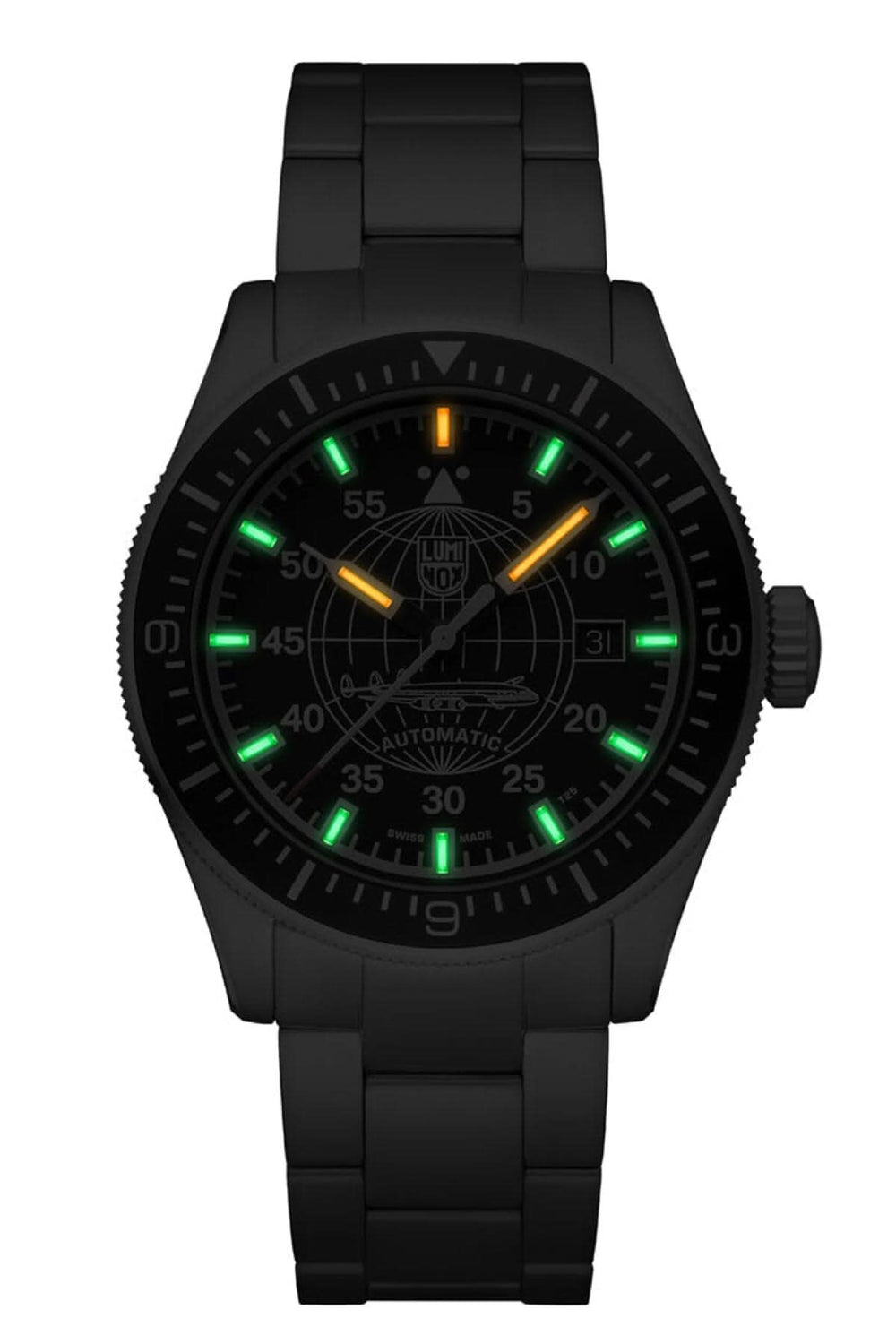 Montre automatique noire avec cadran lumineux, bracelet en caoutchouc, idéale pour toutes les conditions d'éclairage.