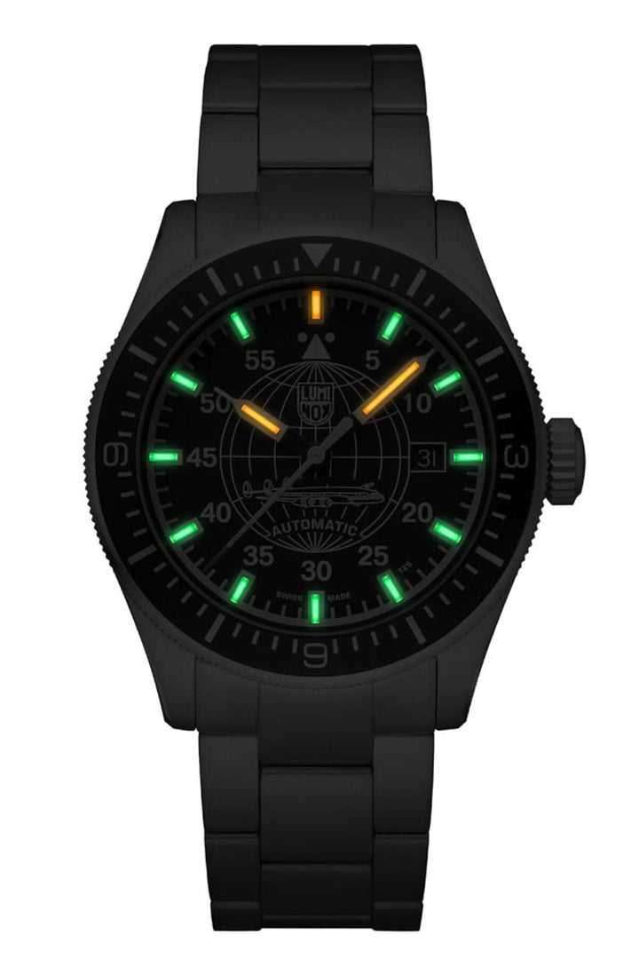 Montre automatique noire avec cadran lumineux, bracelet en caoutchouc, idéale pour toutes les conditions d'éclairage.