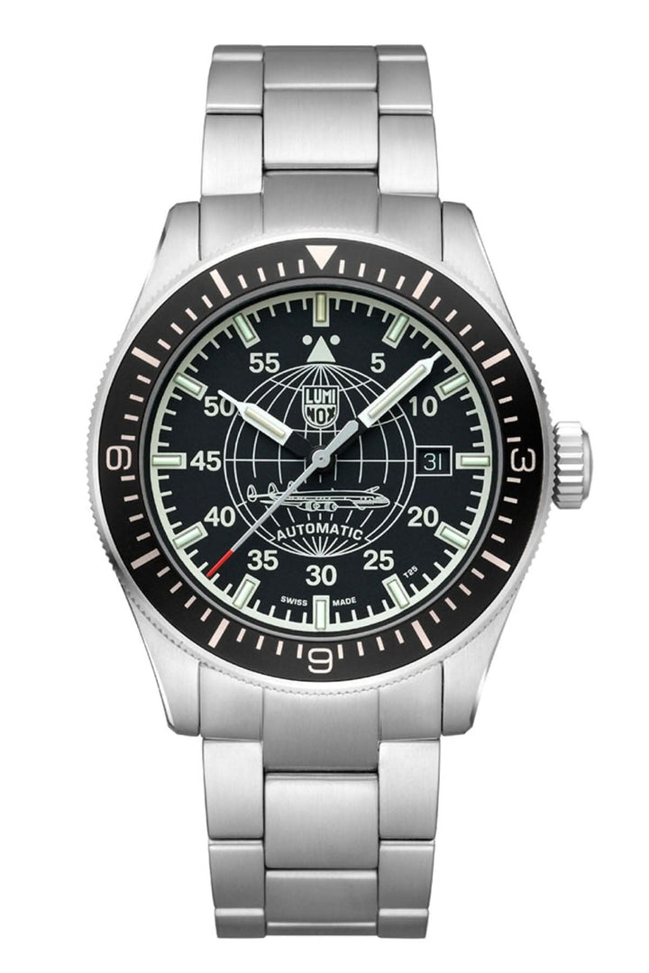 Montre automatique Luminox avec cadran noir et bracelet en acier inoxydable, résistant à l'eau jusqu'à 100 mètres.