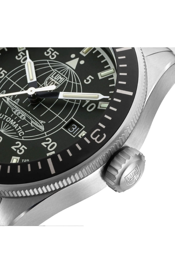 Montre automatique avec cadran noir, indications lumineuses et couronne en acier inoxydable, design sportif.