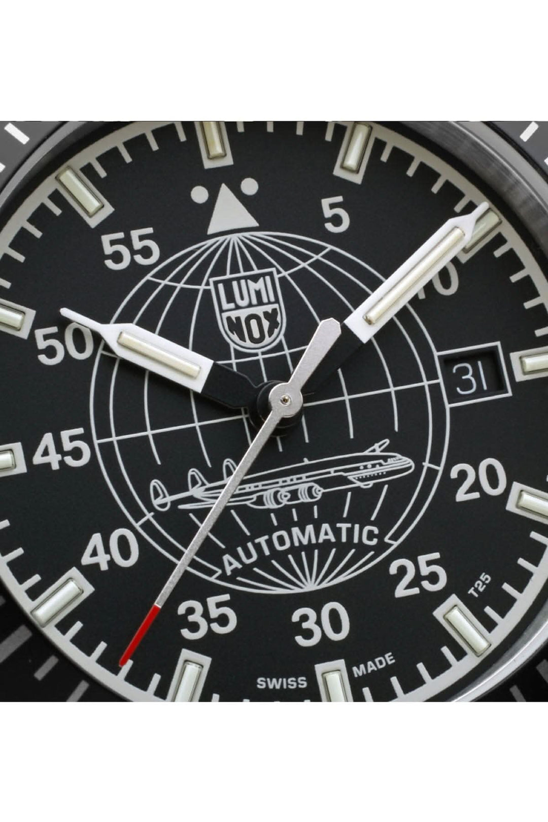 Cadran de montre automatique Luminox avec globe et aiguilles lumineuses, design suisse élégant.
