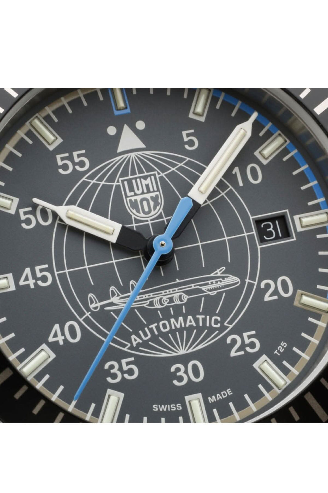 Détail du cadran de la montre Luminox Constellation 9602 avec indications automatiques et design élégant.