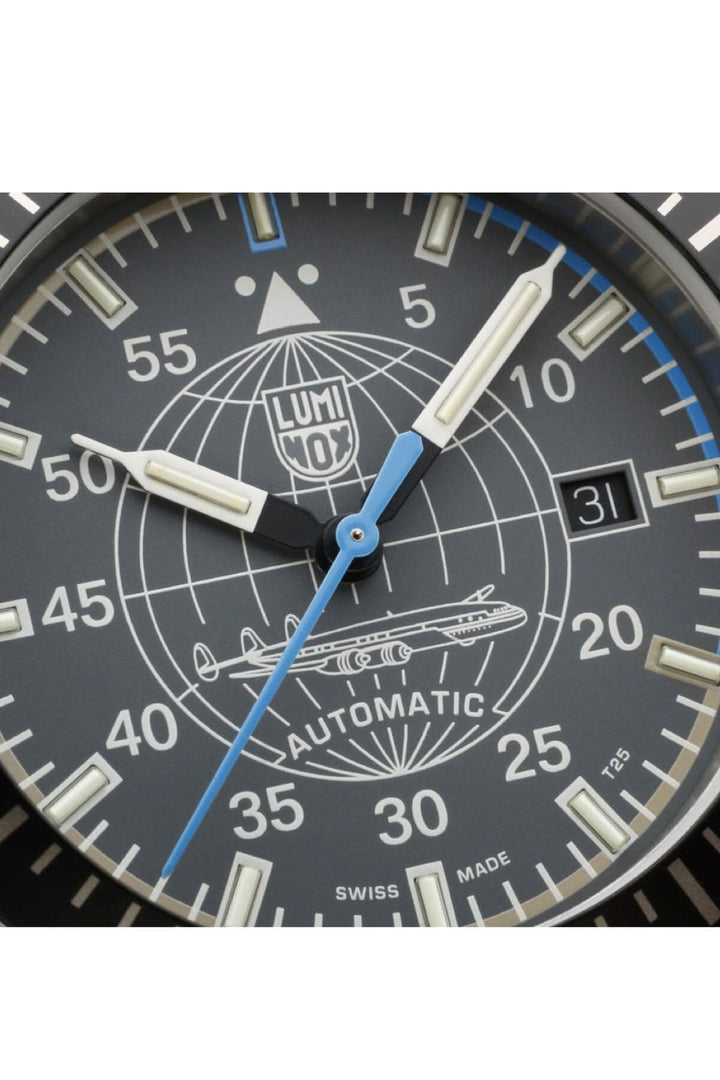 Détail du cadran de la montre Luminox Constellation 9602 avec indications automatiques et design élégant.