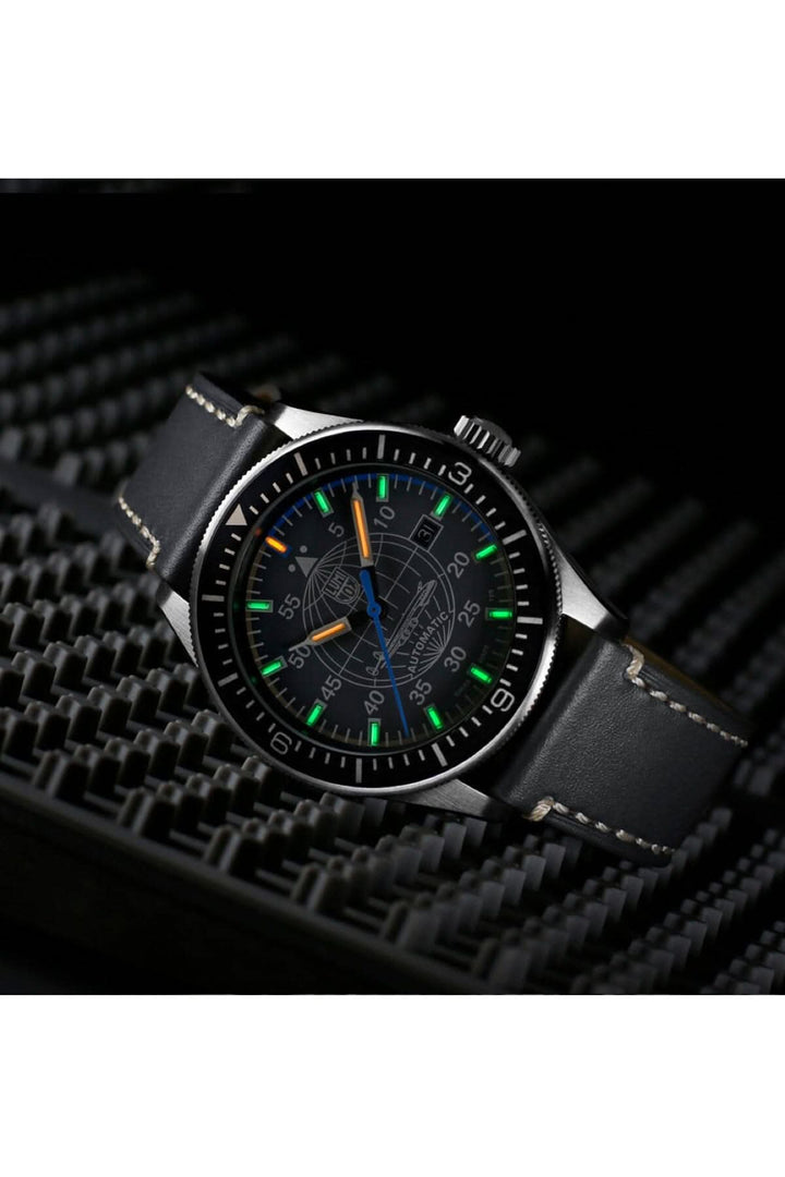 Montre automatique élégante avec cadran noir, bracelet en cuir noir, lumière verte et orange, résistante à l'eau.