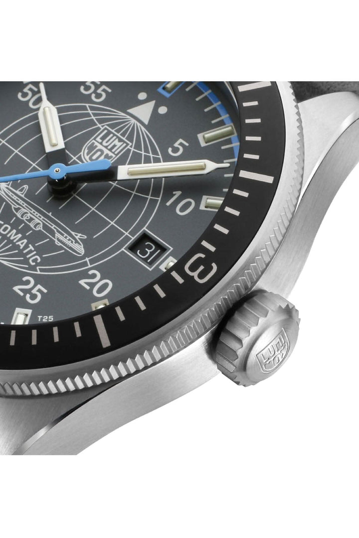 Montre Constellation 9602, cadran gris de 42 mm, verre saphir et couronne signature Luminox.