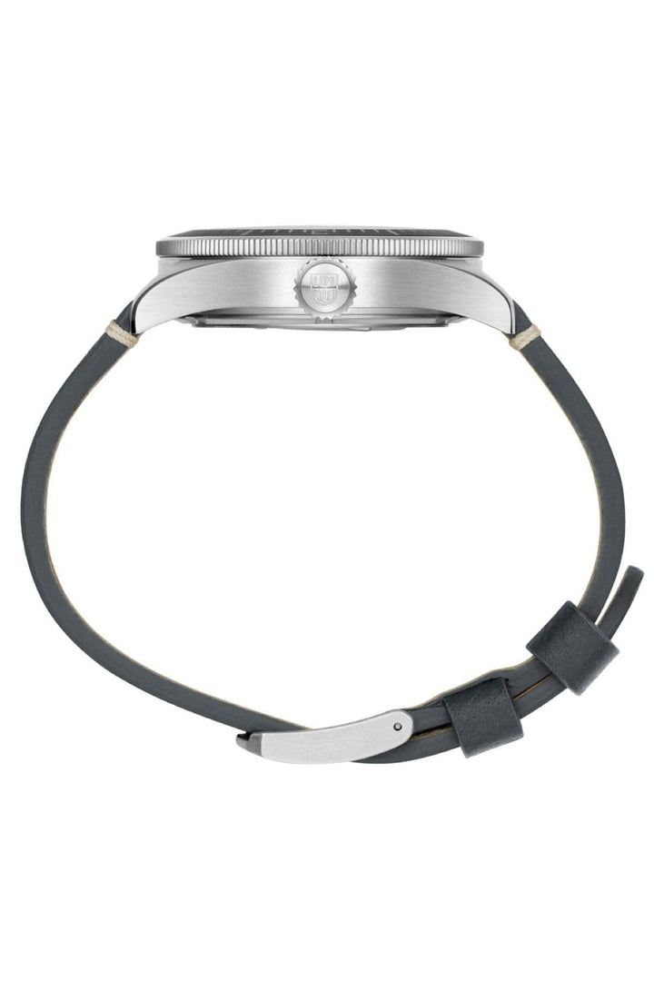 Montre Constellation 9602 avec bracelet en cuir gris et cadran élégant, vue de côté.