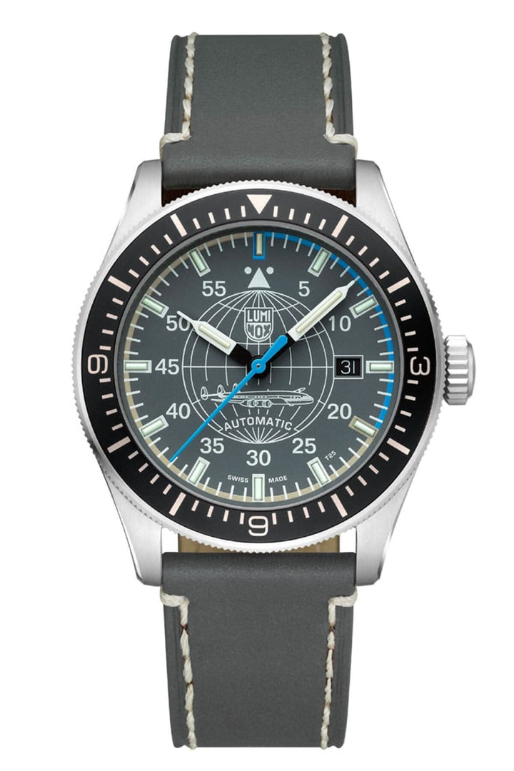 Montre automatique Constellation 9602 avec cadran gris, bracelet en cuir et résistance à l'eau de 100 mètres.