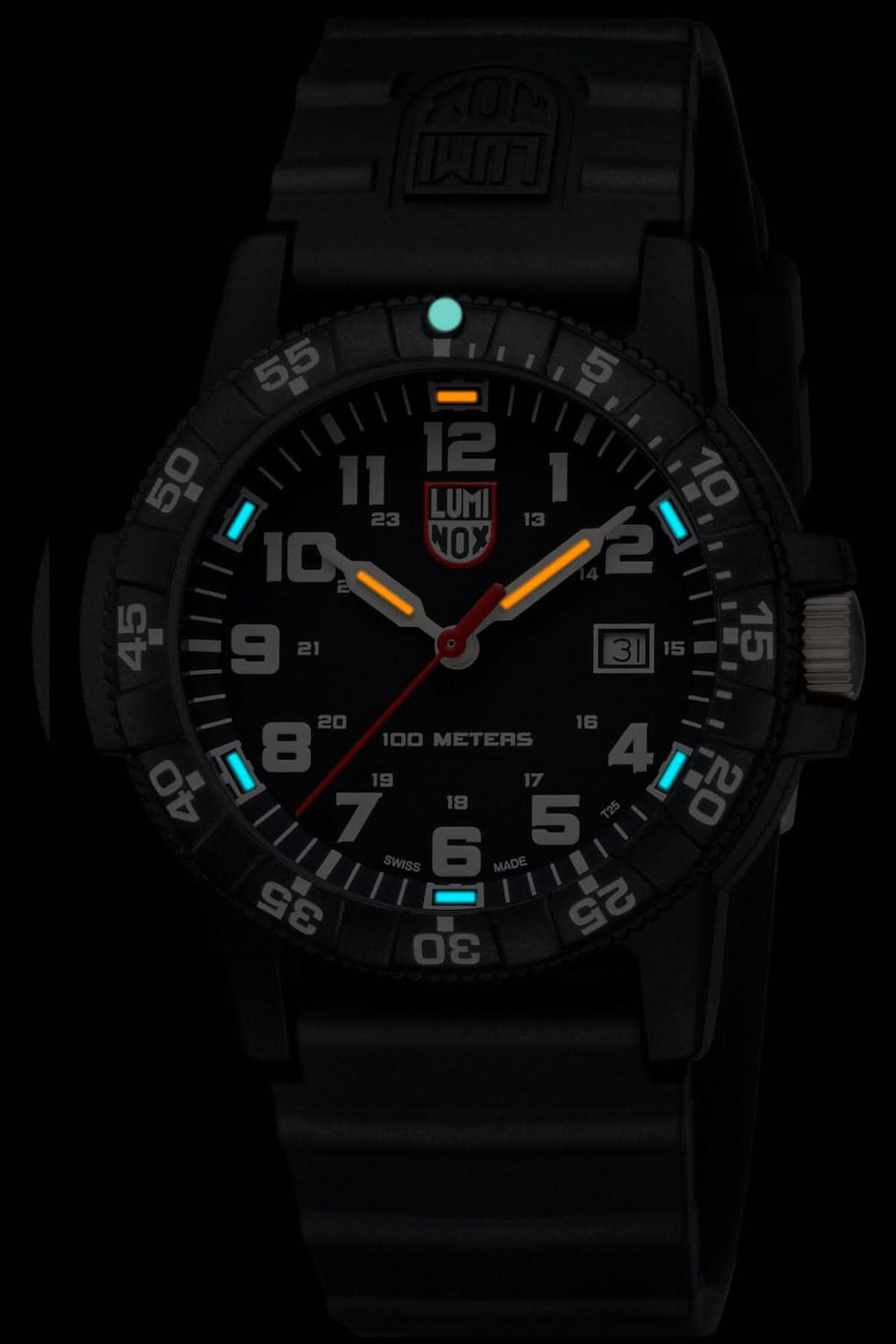Montre Luminox Leatherback Sea Turtle avec cadran noir, luminescence colorée et bracelet en silicone, étanche jusqu'à 100 mètres.