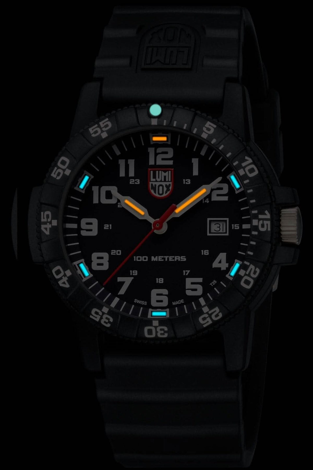 Montre Luminox Leatherback Sea Turtle avec cadran noir, luminescence colorée et bracelet en silicone, étanche jusqu'à 100 mètres.