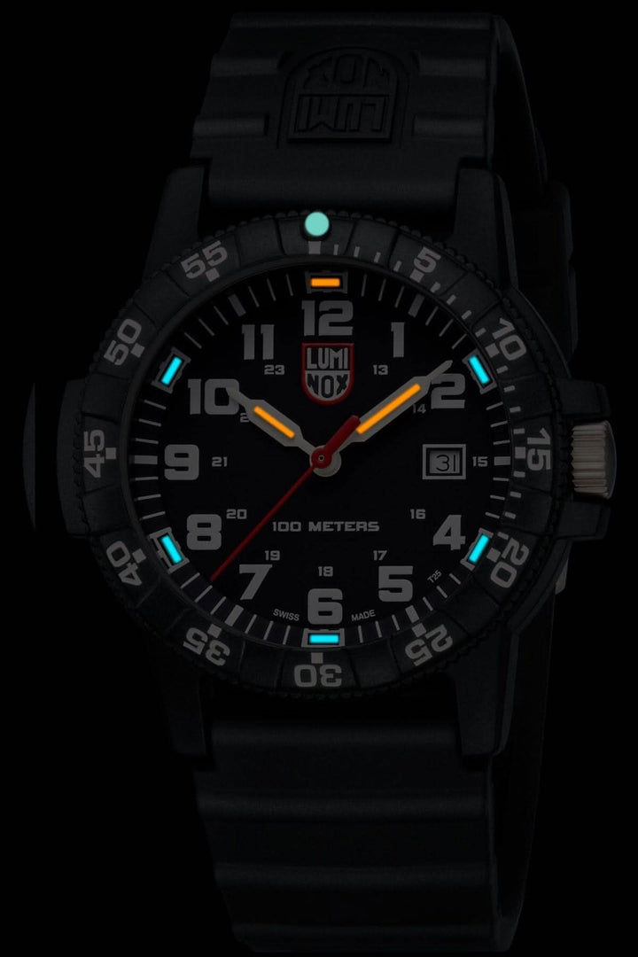 Montre Luminox Leatherback Sea Turtle avec cadran noir, luminescence colorée et bracelet en silicone, étanche jusqu'à 100 mètres.
