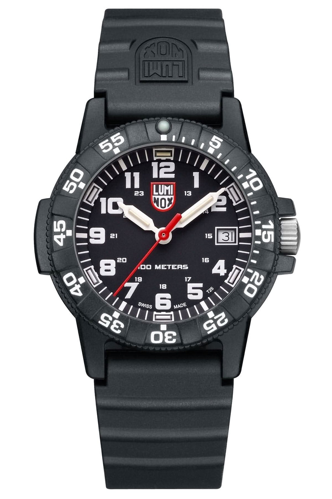 Montre Luminox Leatherback Sea Turtle 39mm avec cadran noir et bracelet en silicone, étanche jusqu'à 100 mètres.